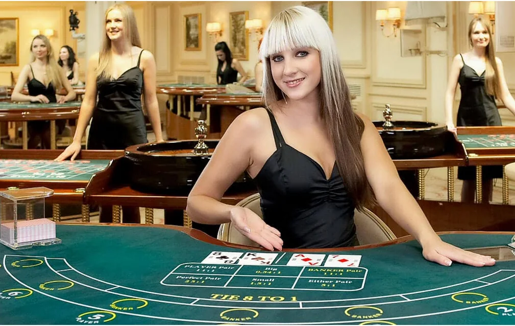 Meja permainan kasino live dengan suasana dealer langsung